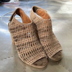 Jeffrey Campbell Taupe Perforated sandals 8.5